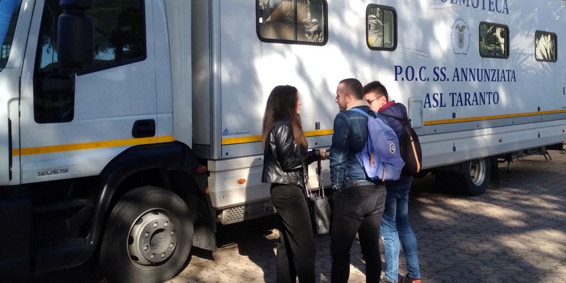 A Taranto studenti universitari donano il sangue