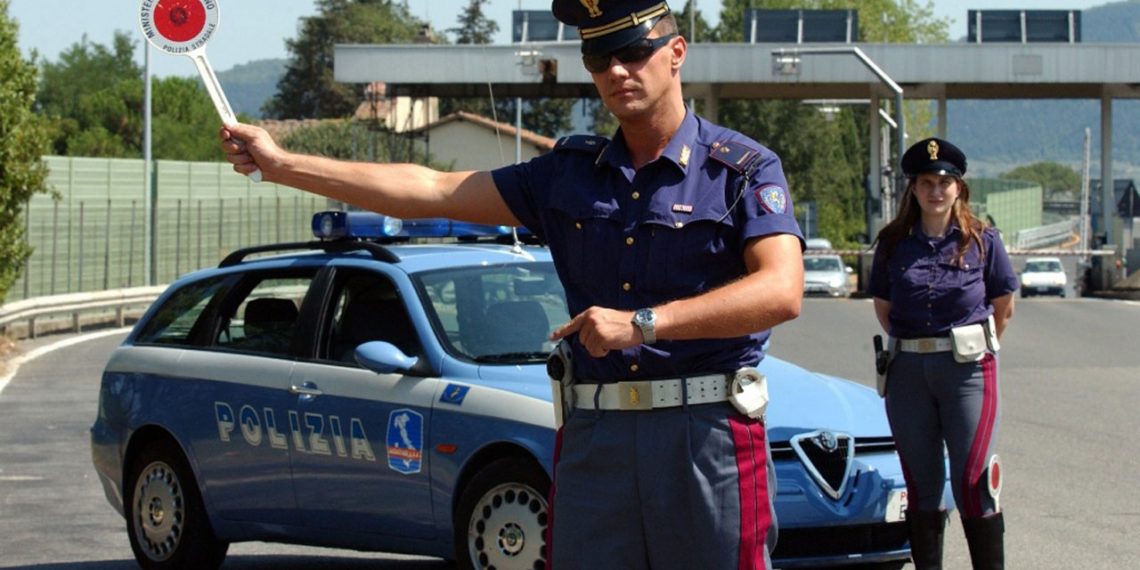 Non si ferma all’ALT e circola senza copertura assicurativa, giovane tarantino denunciato dalla Polizia di Stato
