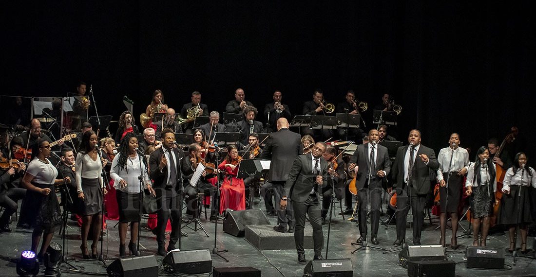 Grande successo ieri al teatro Orfeo di Taranto per lo spettacolo “Christmas gospel symphony” con Vincent Bohanan & The Sound of Victory e l’Orchestra Ico Magna Grecia