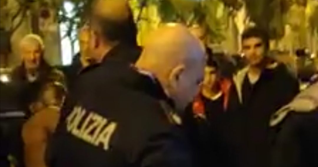 Extracomunitario aggredisce una donna con un bastone e inveisce contro la Polizia|VIDEO