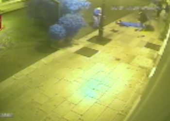 Picchiato selvaggiamente in centro. Ecco il video che incastra il 27enne