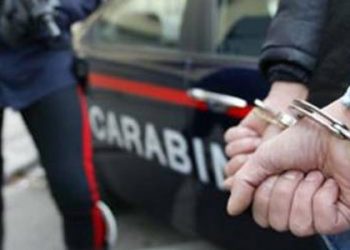 Al telefono si finge il nipote e la convince a dare quasi 2000 euro ad un finto corriere: due arresti