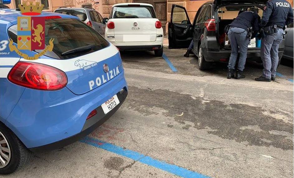Ruba due borse da un’auto. Arrestato 32enne