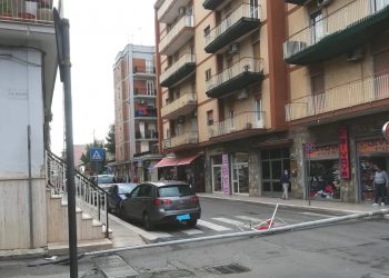 Palo dell’illuminazione crolla sull’asfalto. Tragedia sfiorata