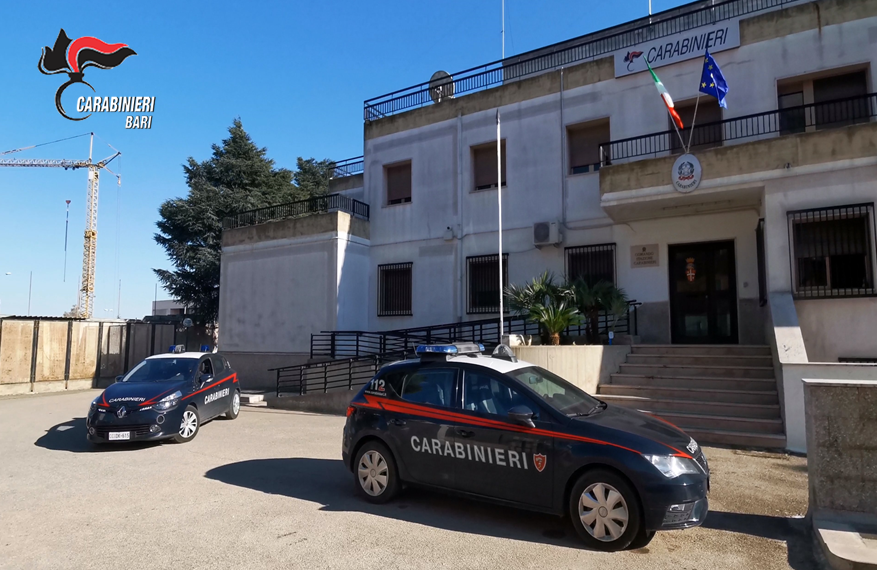 Danneggia tre autovetture per scappare ai Carabinieri. Inseguito ed arrestato
