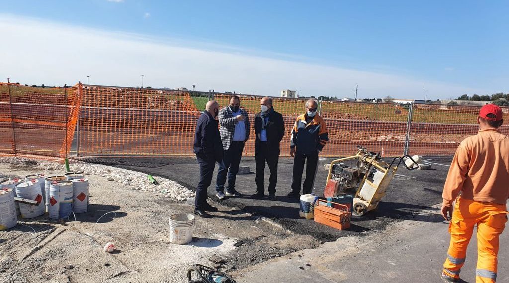 Il sindaco Melucci al cantiere della rotatoria di Pineta Cimino
