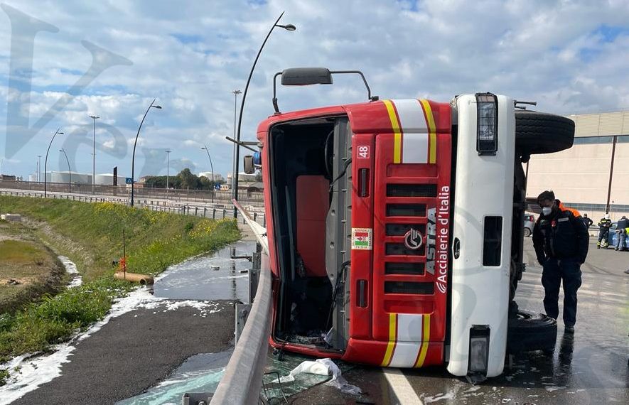 Incendio al IV sporgente Ilva. Si ribalta autocisterna