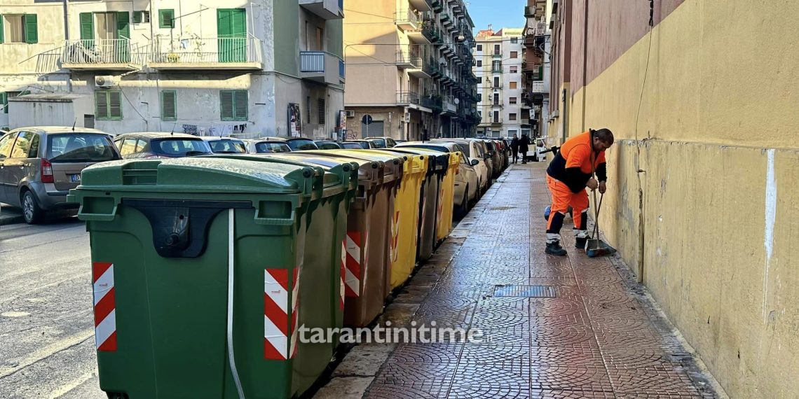 Sopralluogo del sindaco Rinaldo Melucci in alcune zone cittadine dove sono in corso operazioni di pulizia di strade e marciapiedi e ritiro di rifiuti ingombranti