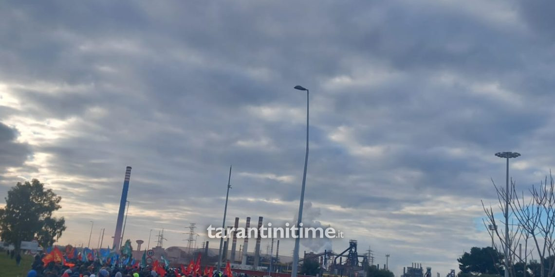 Ex Ilva, azienda indotto licenzia via mail durante il corteo