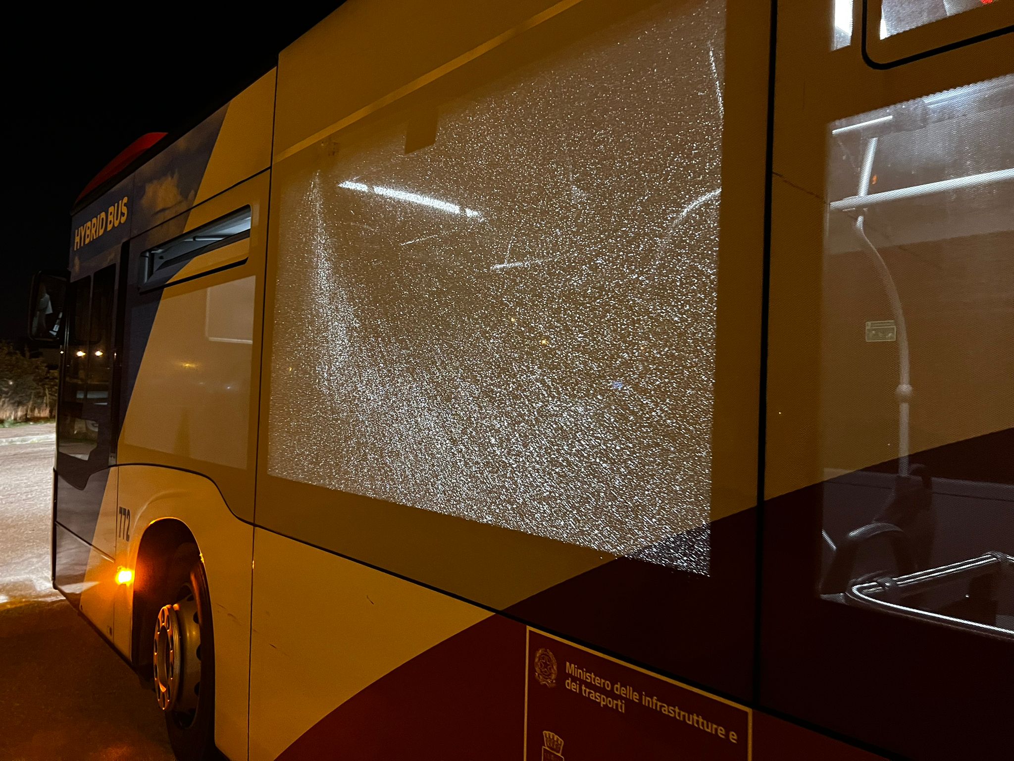 Sassi contro da Tarantinitime.it Sassi contro autobus Kyma ferita una donna