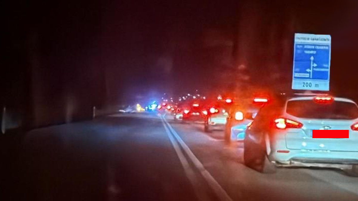 Schianto tra due auto sulla SS100, una va in fiamme Schianto tra due auto sulla SS100, una va in fiamme