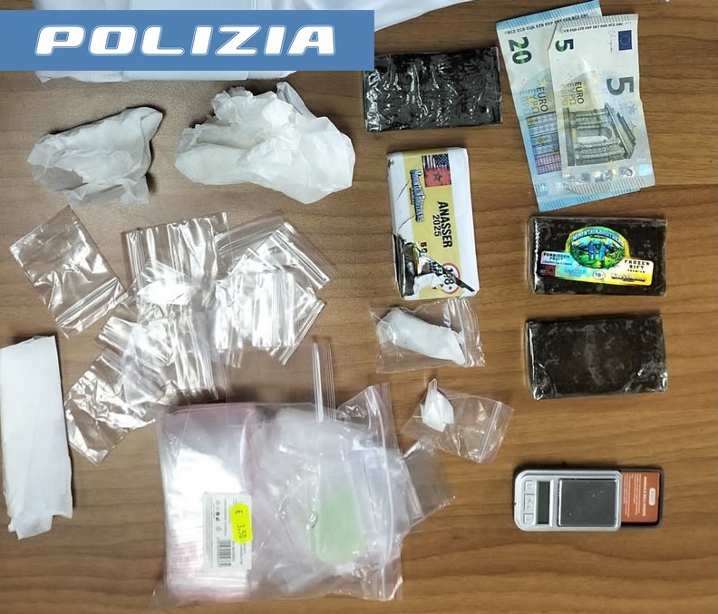 Nascondeva in casa 5 panetti di hashish, arrestato 21enne Nascondeva in casa 5 panetti di hashish, arrestato 21enne