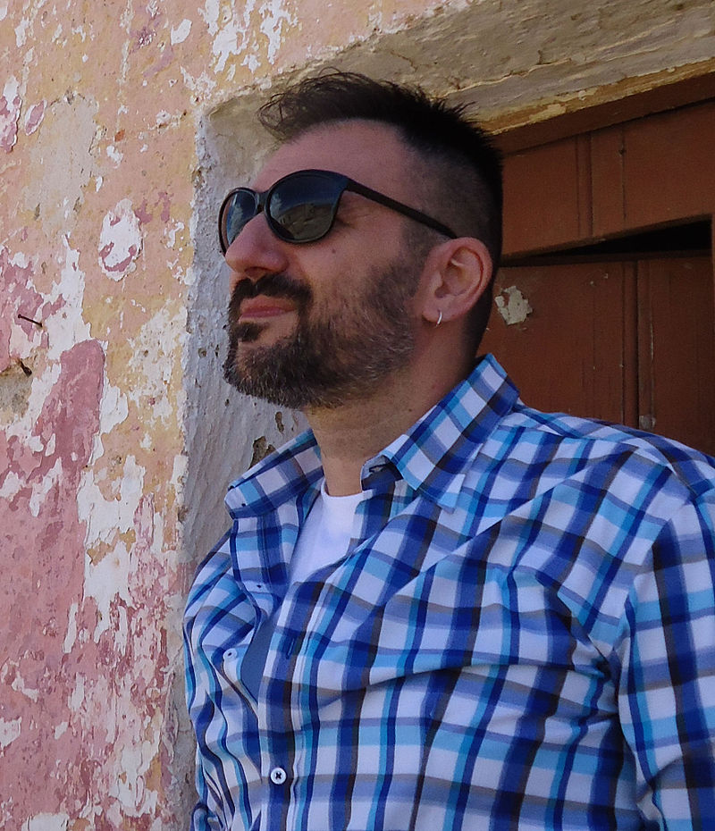 Al Liceo De Sanctis Galilei di Manduria la voce dello scrittore Omar Di Monopoli approda a “Il Comodino” Al Liceo De Sanctis Galilei di Manduria la voce dello scrittore Omar Di Monopoli approda a “Il Comodino”
