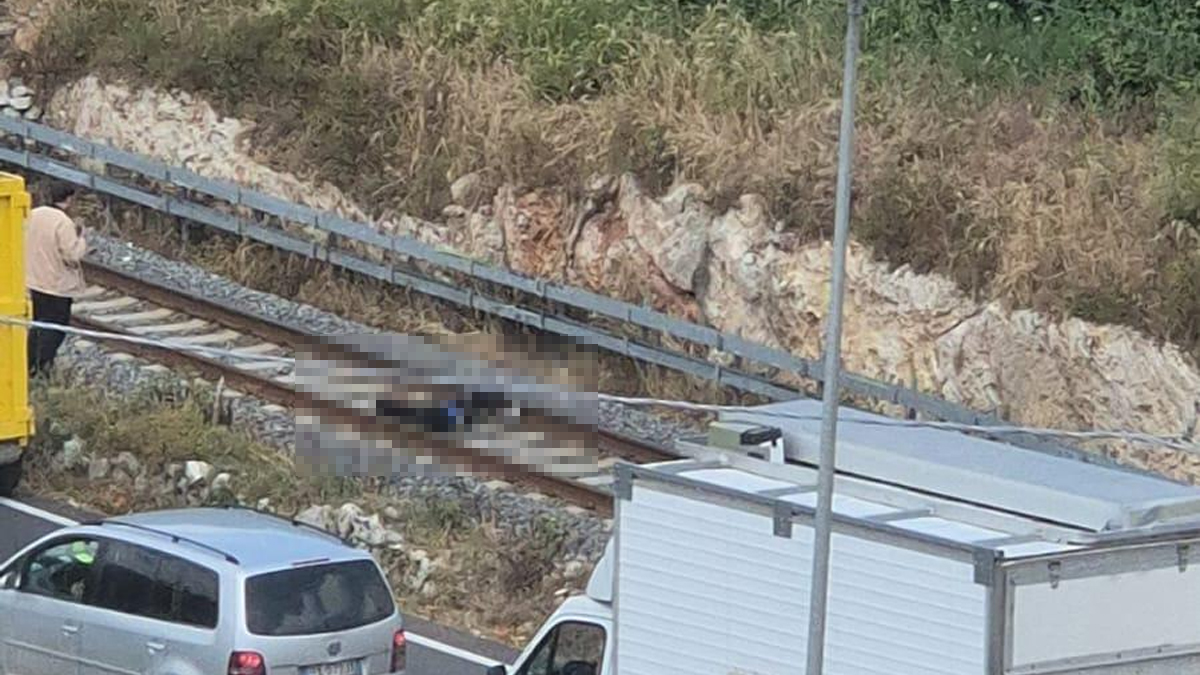 Martina Franca, eroico intervento della Polizia: salvato giovane sui binari