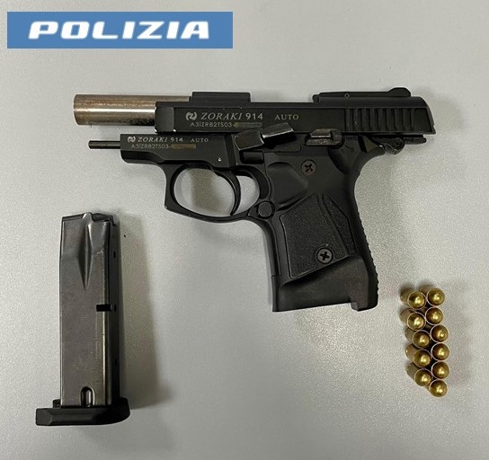 Trovato in possesso di pistola e munizioni: 39enne arrestato dalla Polizia di Stato Trovato in possesso di pistola e munizioni: 39enne arrestato dalla Polizia di Stato