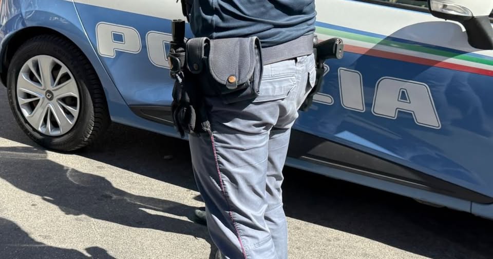 Taranto, crolla il pavimento durante un’operazione: poliziotto penzola nel vuoto, salvato dai colleghi Taranto, crolla il pavimento durante un’operazione: poliziotto penzola nel vuoto, salvato dai colleghi