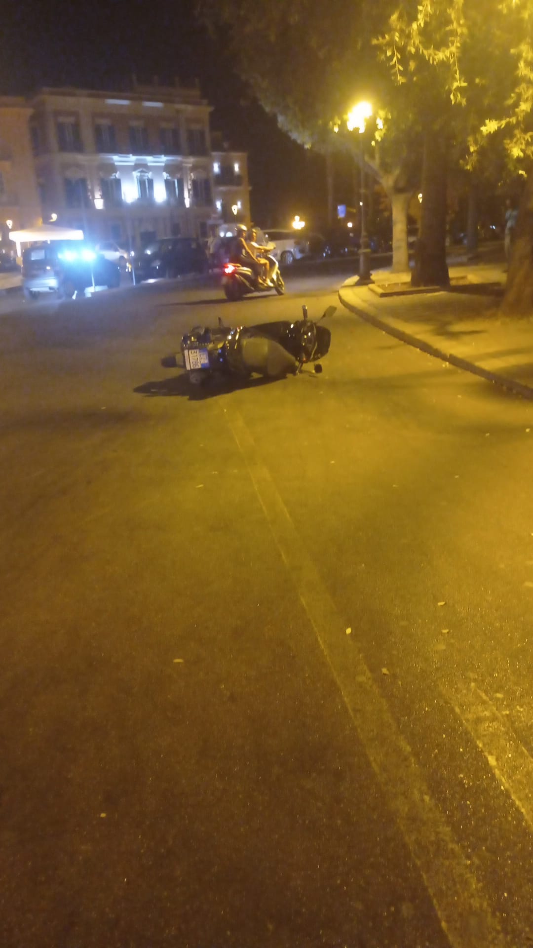 Tentata fuga in scooter: giovane travolge un agente della Polizia a Taranto Tentata fuga in scooter: giovane travolge un agente della Polizia a Taranto