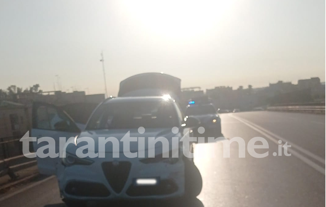 Distrugge auto in sosta e tenta la fuga: fermato dopo inseguimento in città Distrugge auto in sosta e tenta la fuga: fermato dopo inseguimento in città
