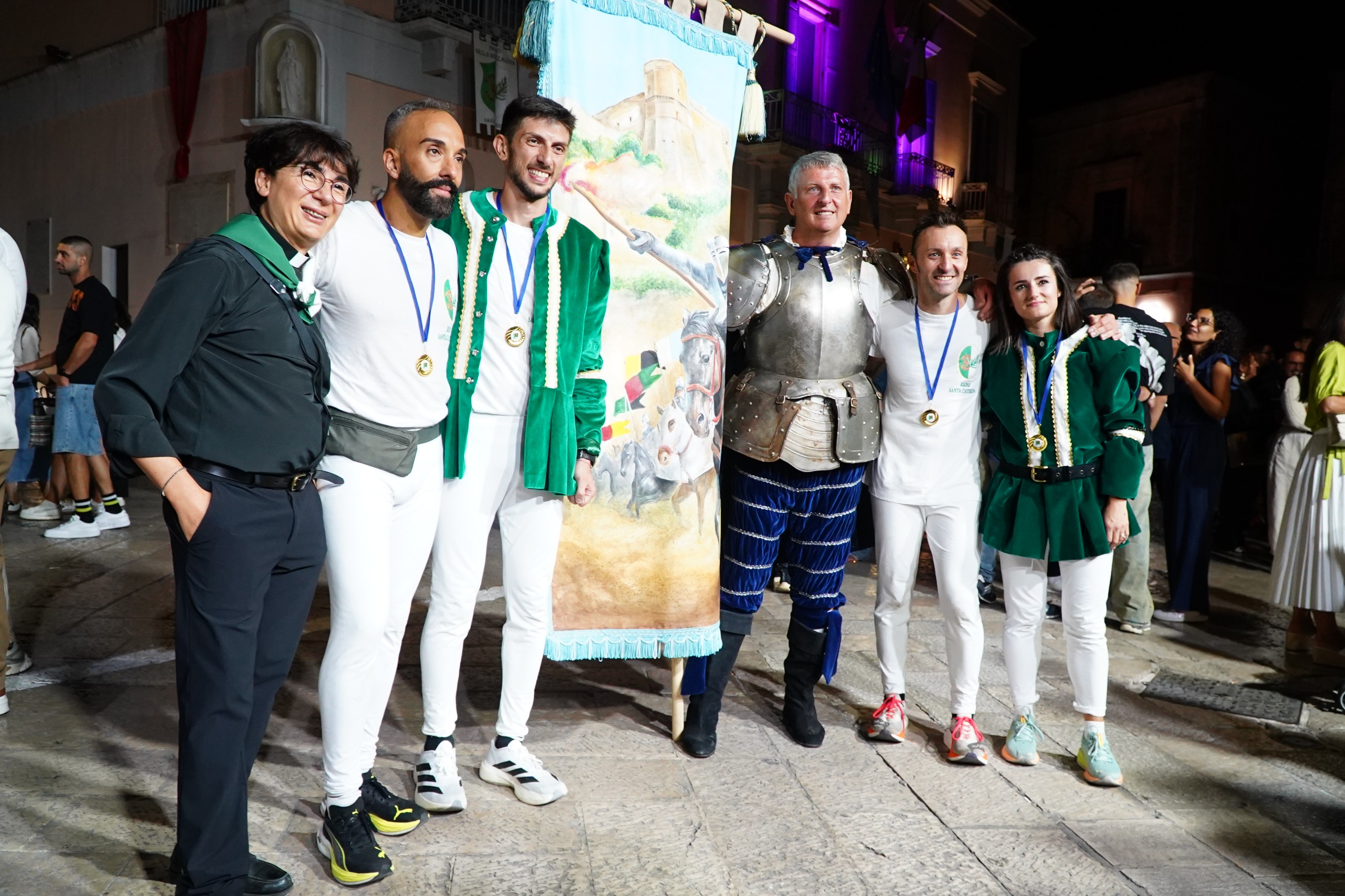 palio della mezzaluna il rione santa caterina conquista il suo primo drappo