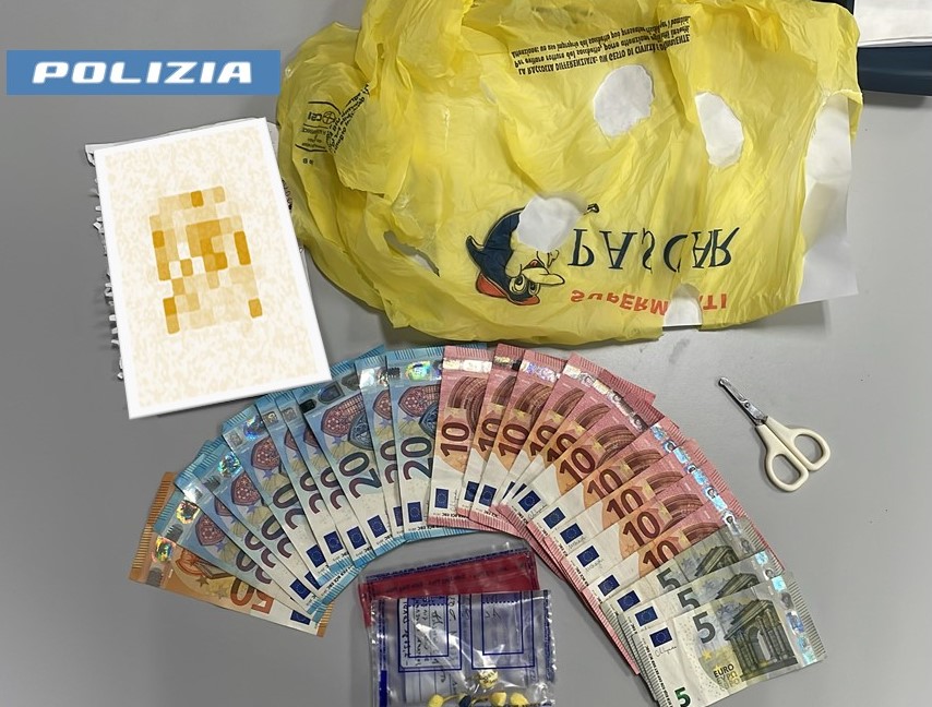 Agli arresti domiciliari sorpresa a spacciare cocaina: 43enne arrestata dalla Polizia di Stato Agli arresti domiciliari sorpresa a spacciare cocaina: 43enne arrestata dalla Polizia di Stato
