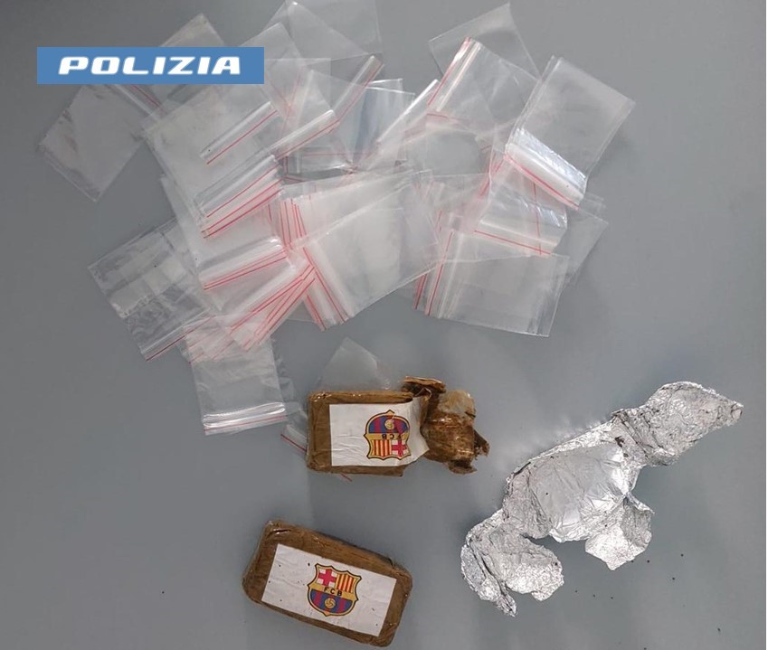 Spacciava ai domiciliari, arrestato 49enne