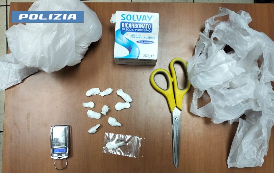 spaccio nei cortili di via crispi un arresto della polizia di stato