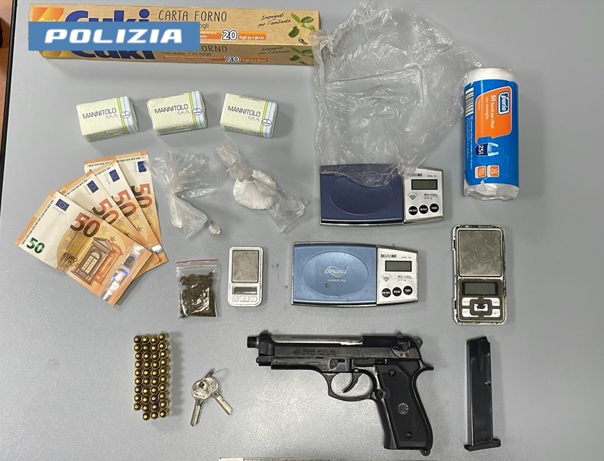 Nascondeva in una casa abbandonata una pistola, munizioni e cocaina: 18enne arrestato dalla Polizia di Stato Nascondeva in una casa abbandonata una pistola, munizioni e cocaina: 18enne arrestato dalla Polizia di Stato