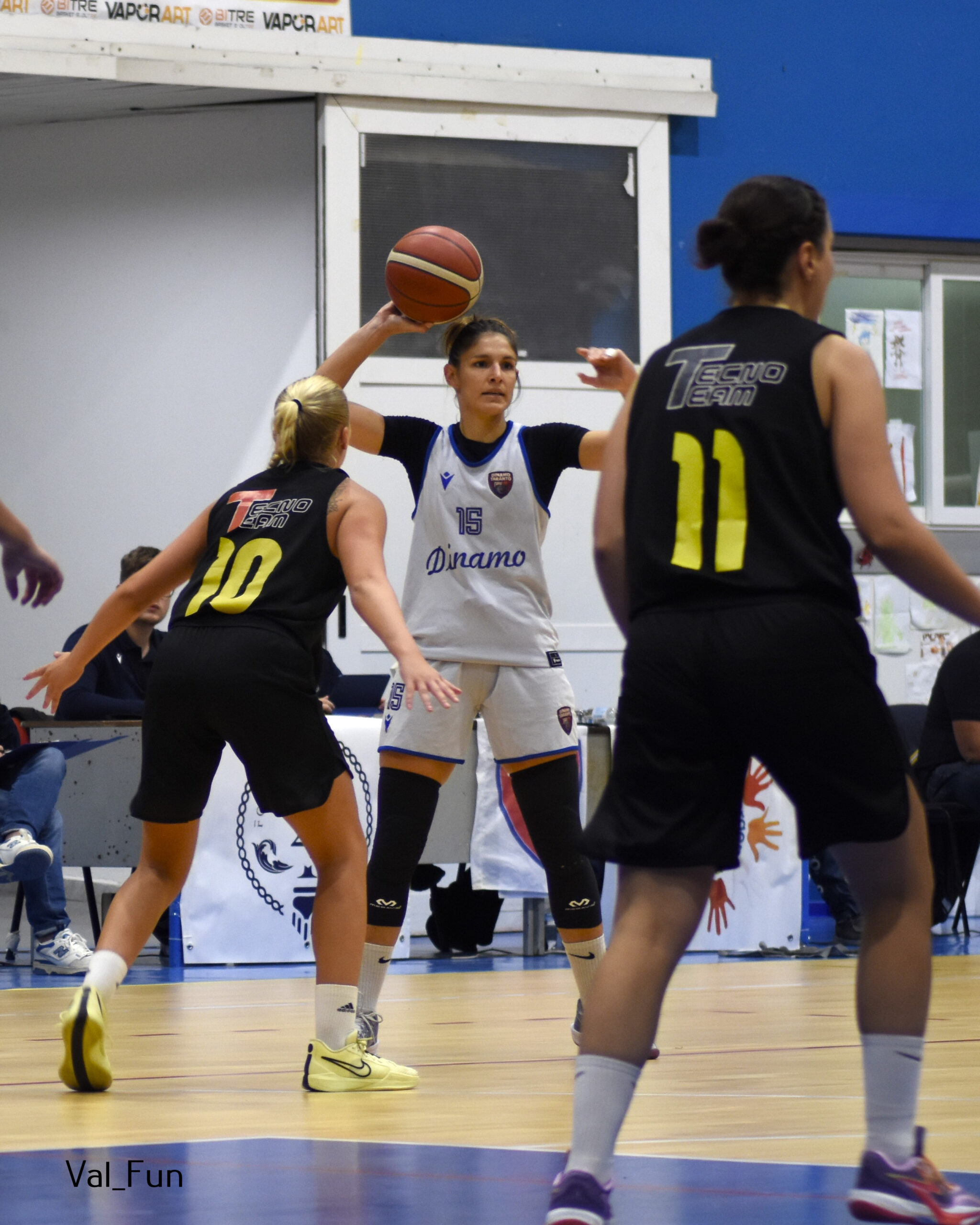 dinamo taranto show al palafiom trani travolta 78 48