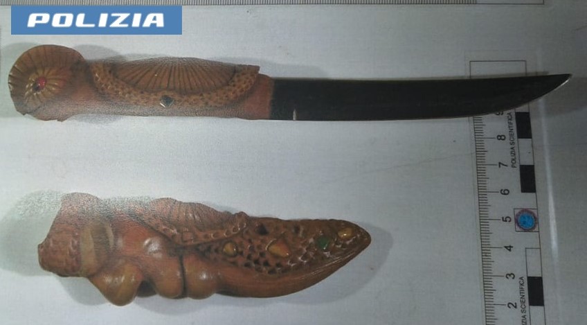 In preda ad una crisi di nervi aggredisce i poliziotti: 37enne arrestato dalla Polizia di Stato In preda ad una crisi di nervi aggredisce i poliziotti: 37enne arrestato dalla Polizia di Stato