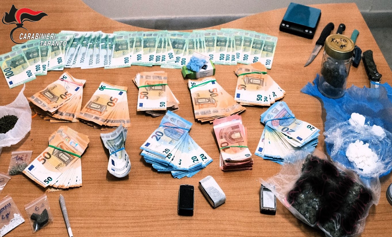 Spacciava ai domiciliari, arrestato 24enne