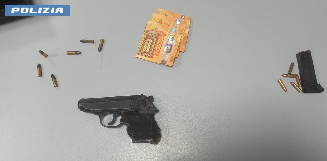 Trovato con una pistola clandestina e proiettili cal.22: 20enne tarantino arrestato dalla Polizia di Stato Trovato con una pistola clandestina e proiettili cal.22: 20enne tarantino arrestato dalla Polizia di Stato