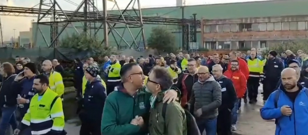Ex Ilva: protesta a Taranto, lavoratori davanti a ingresso raffineria Eni, bloccata anche SS 106