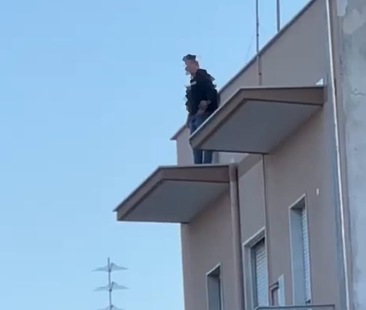 Paura a Grottaglie, tenta di lanciarsi dal balcone, la Polizia lo salva. Un agente è ferito Paura a Grottaglie, tenta di lanciarsi dal balcone, la Polizia lo salva. Un agente è ferito