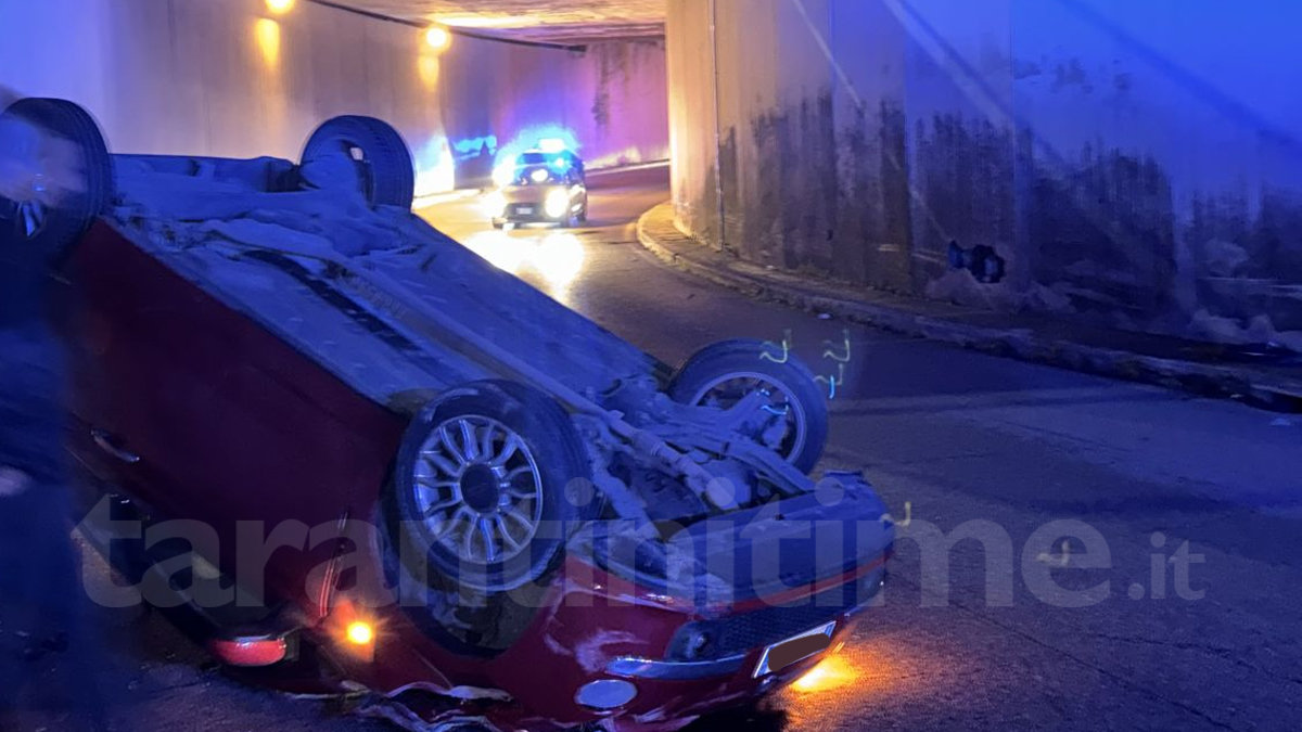 Auto si ribalta su Viale Magna Grecia
