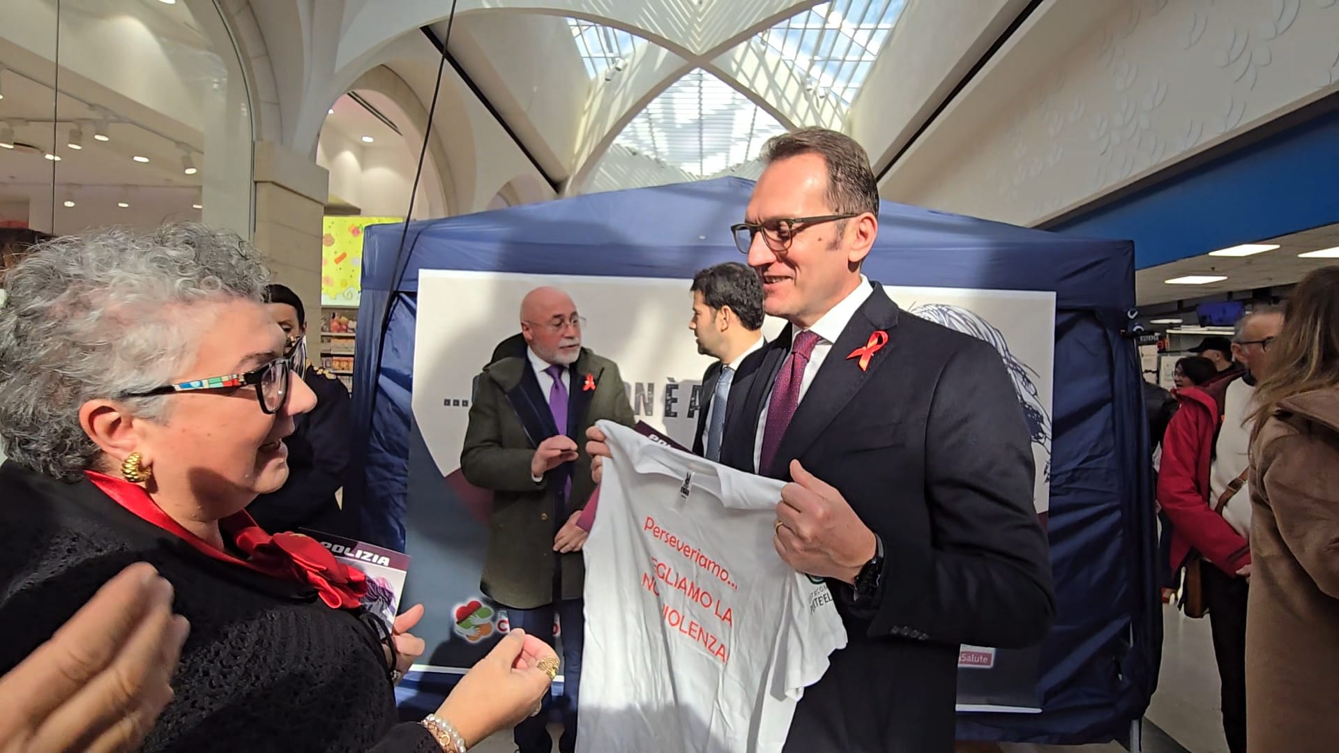 “Questo non è amore”:  la campagna della Polizia di Stato incontra i cittadini