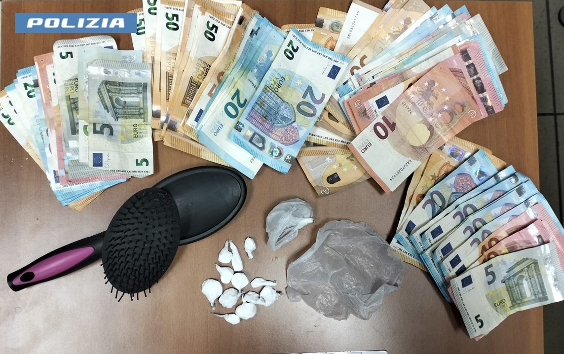 Cocaina nascosta in una spazzola: due arresti della Polizia di Stato